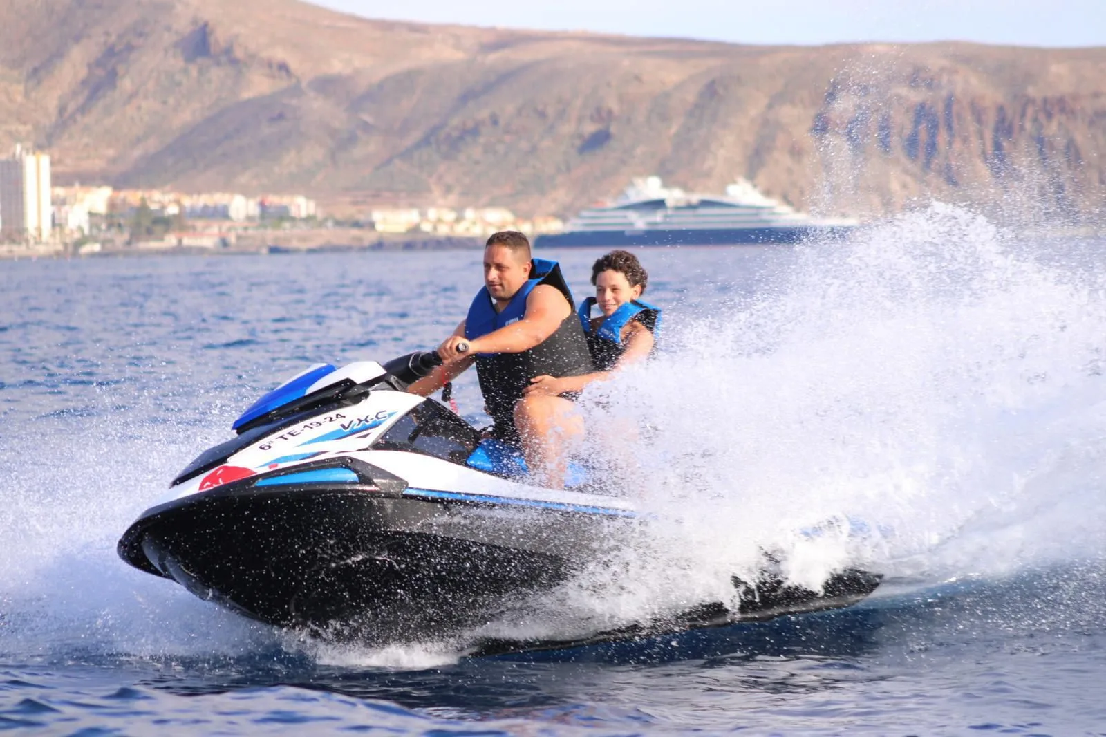 Jet ski en las aguas de la costa sur de Tenerife