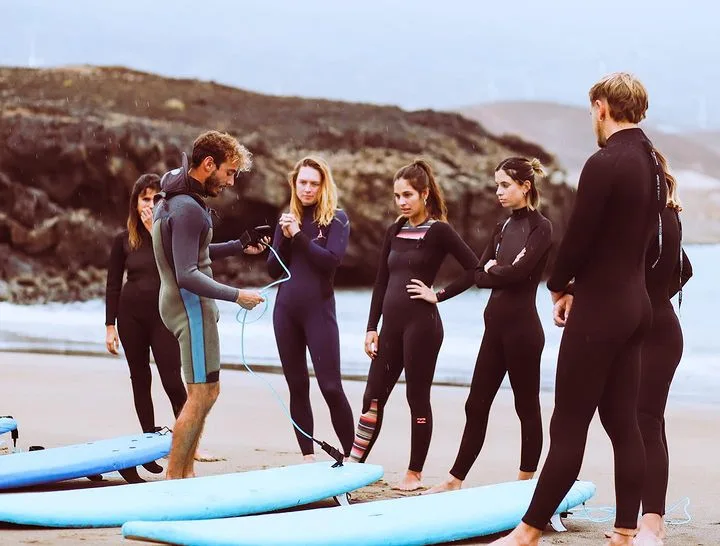 Clases de surf en las olas de Tenerife