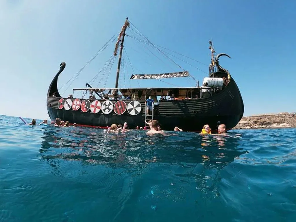 Barco vikingo Ragnarok para la aventura en el mar en Tenerife