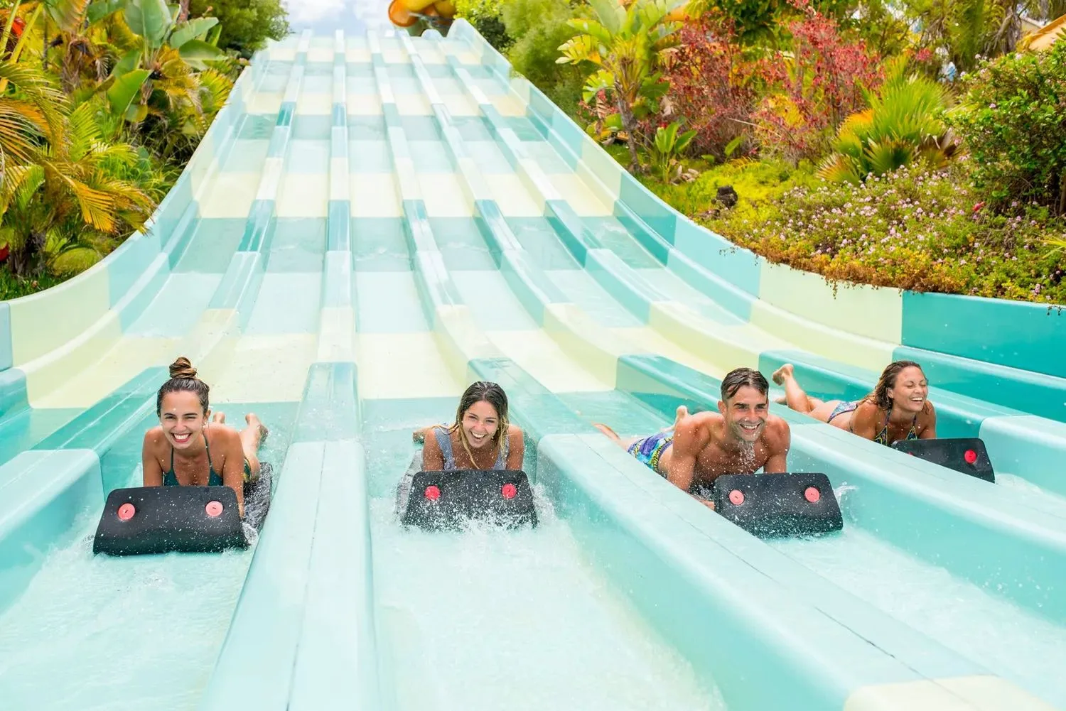 Toboganes y piscinas de Aqualand en Tenerife