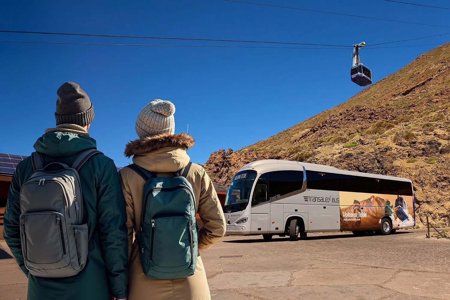 Bus turístico en la carretera panorámica del Teide en Tenerife