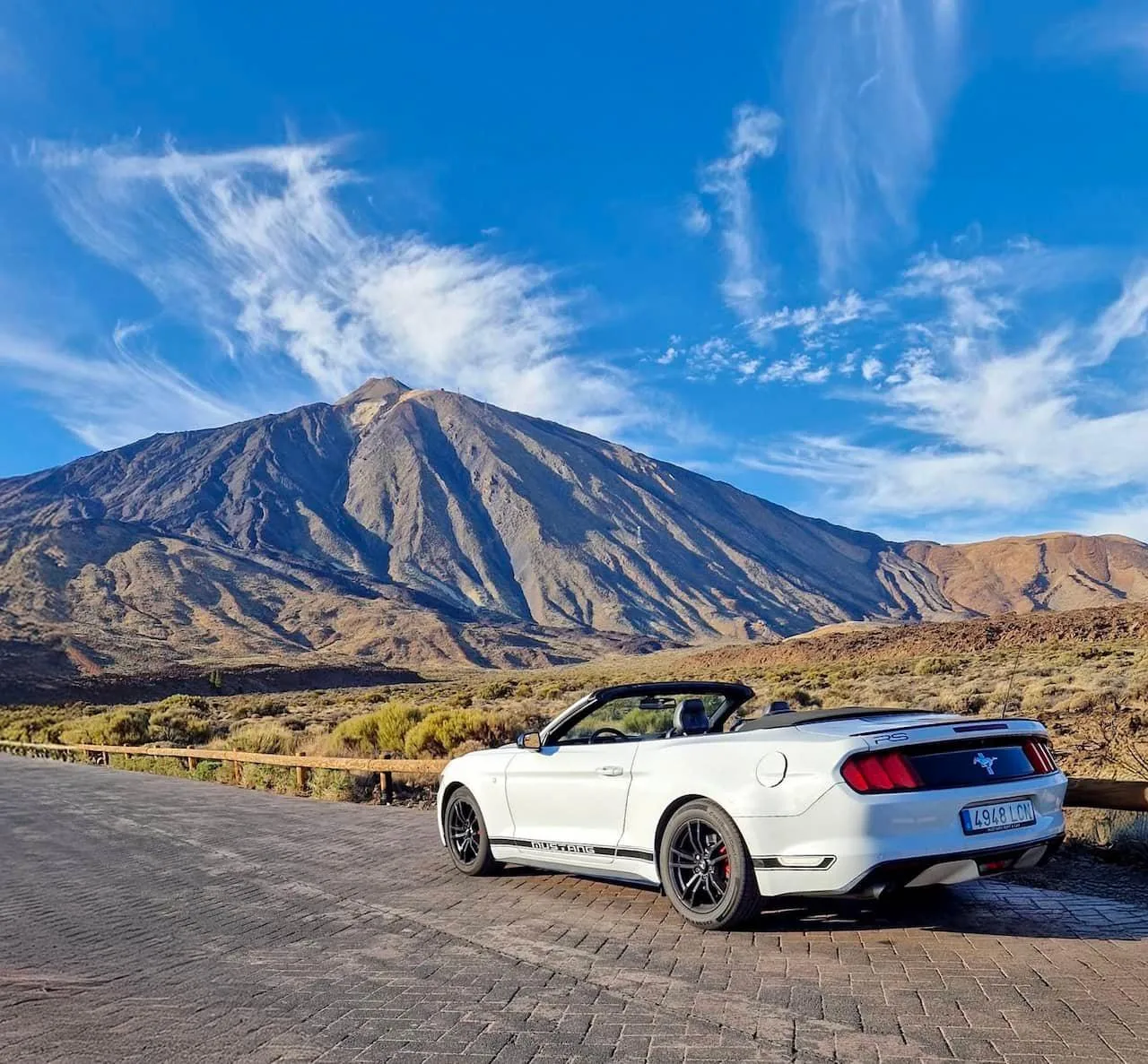 Ford Mustang del tour Pirati en la carretera del Teide en Tenerife